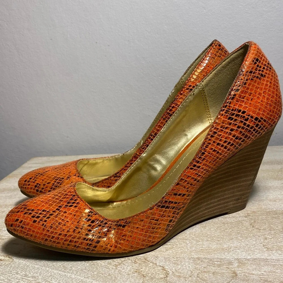 Kenneth Cole Reaction faux orange snakeskin size 8 wedge. “Side Street” line - Picture 7 of 8
